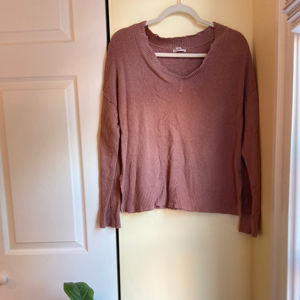 Distressed collar light pink sweater